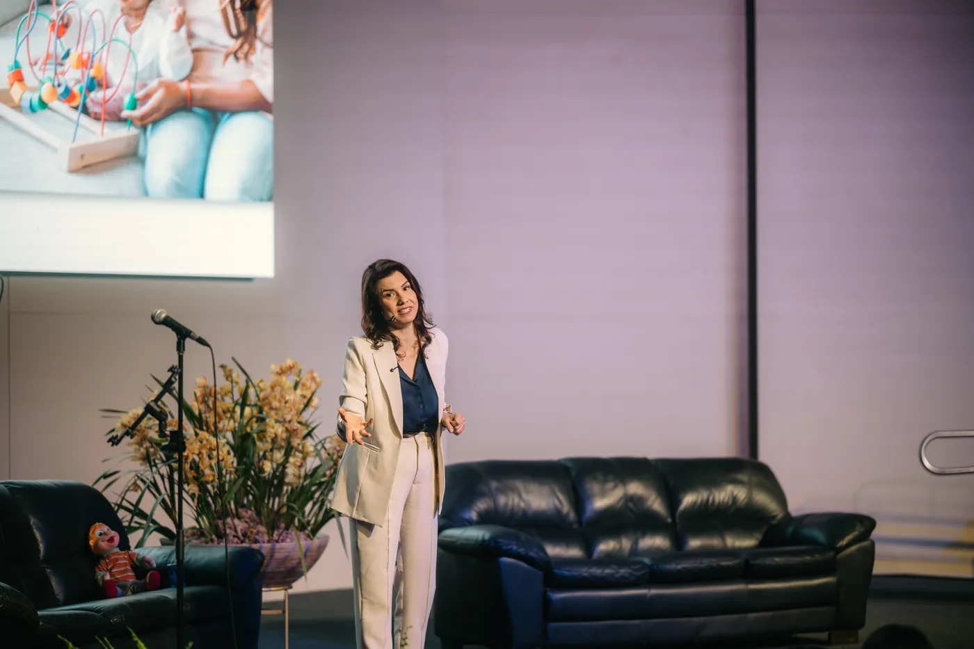 Renata Bertagnoli no palco durante uma palestra presencial