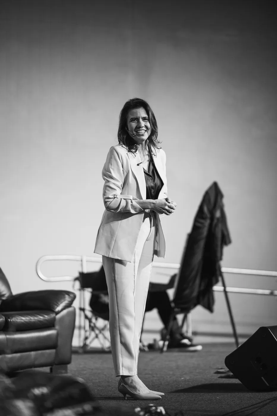 Renata Bertagnoli de pé no palco, em foto preto e branco