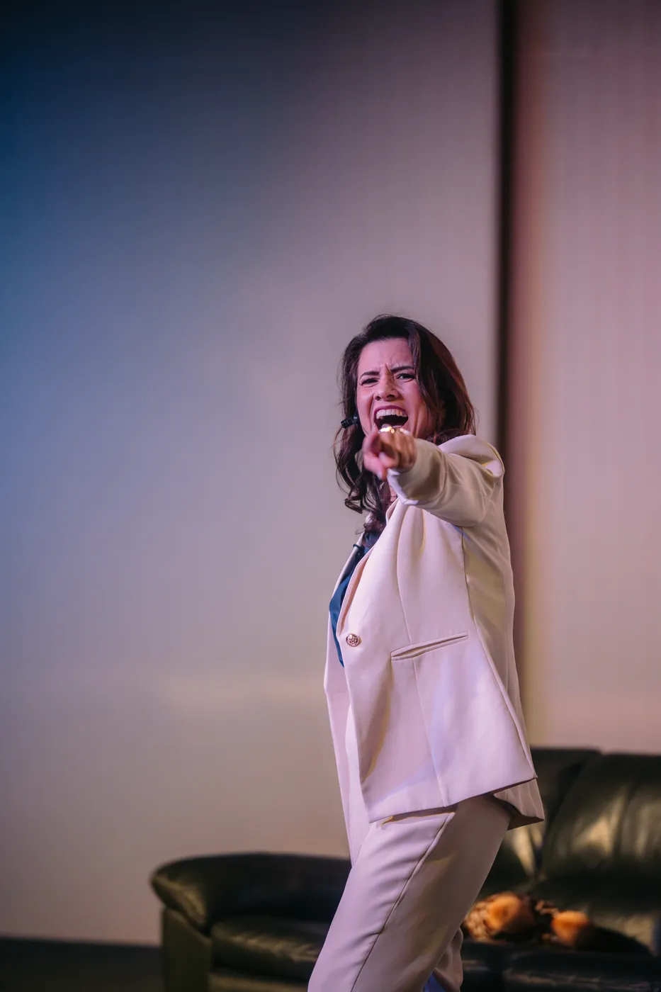 Renata Bertagnoli sorrindo e apontando para a plateia