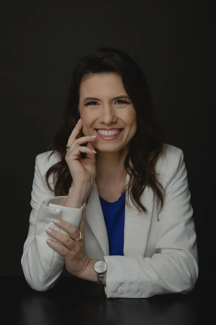 Renata Bertagnoli, fonoaudióloga, em retrato com fundo escuro